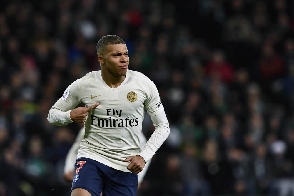 被热情包围！法国总统马克龙访问四川大学，一路和学生握手打招呼